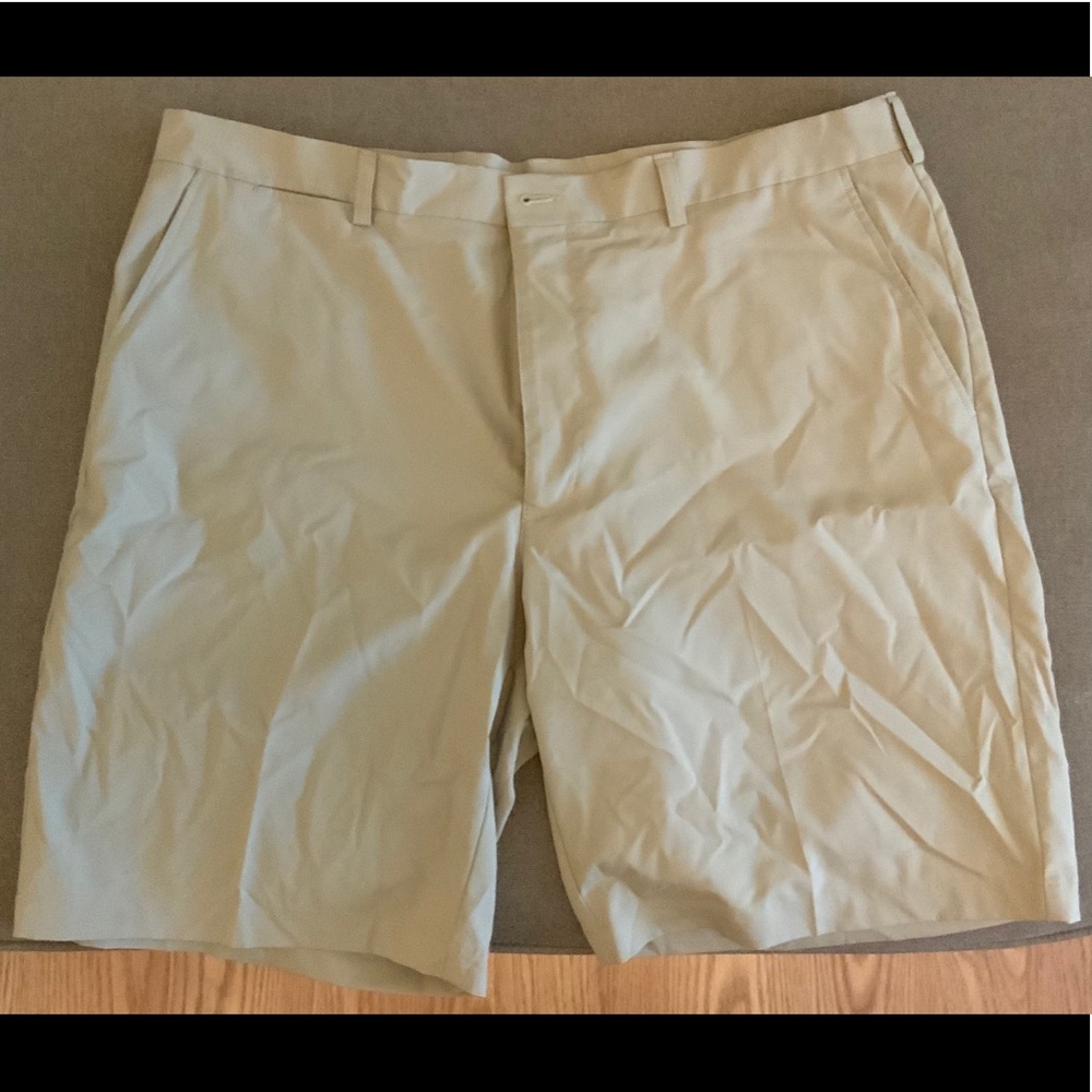 Men’s golf shorts